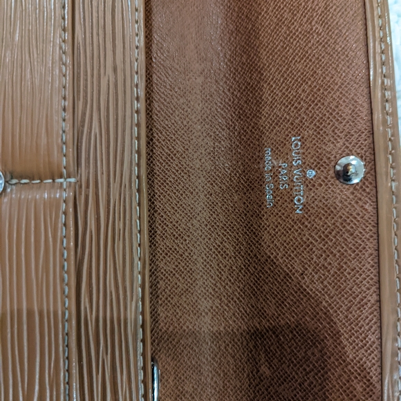 Luis Vuitton Epi Wallet - Picture 11 of 14